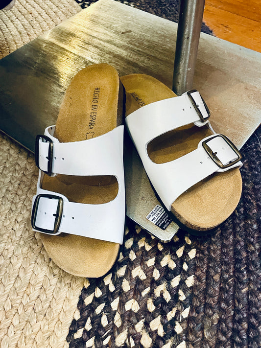 Woman’s Buckle Berkies in White Mod61904 Napa Blanco