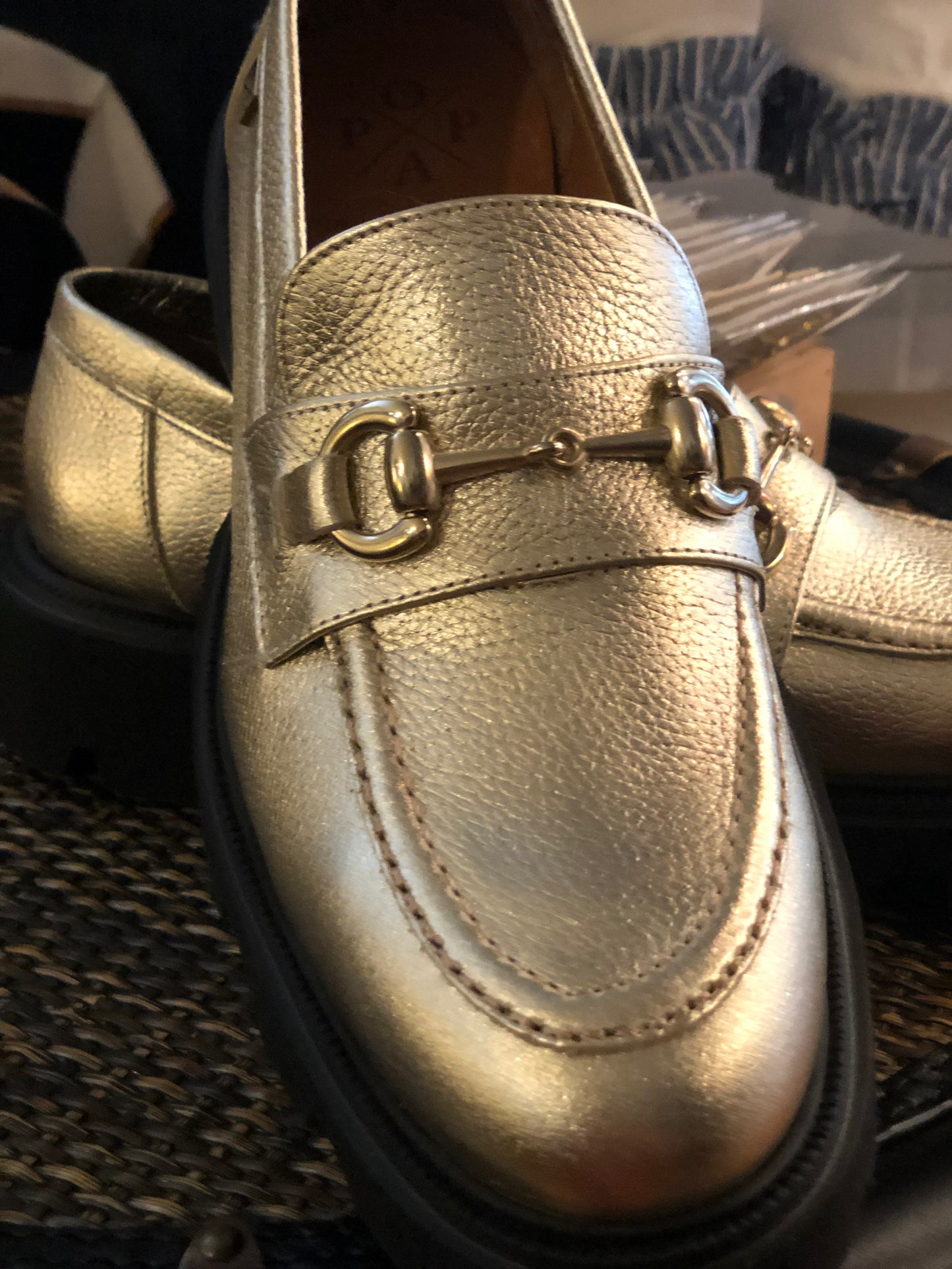 Zinnia Laminado Oro Shoe