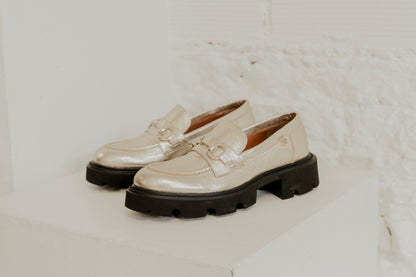 Zinnia Laminado Oro Shoe